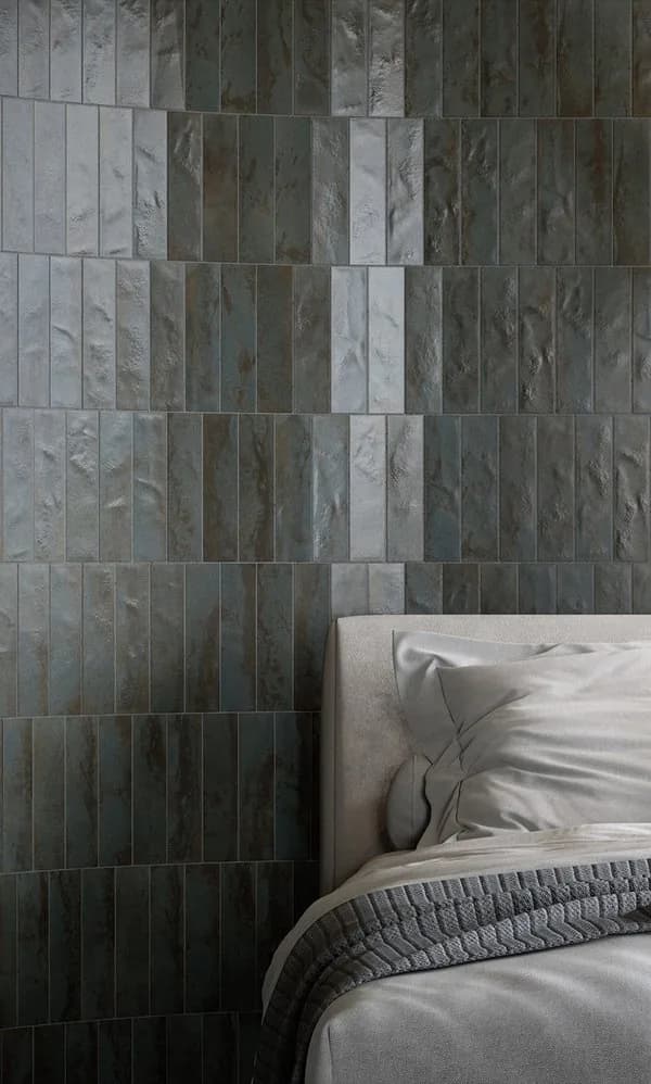 Faïence murale petit format Pf Generated Fuoco Blu Iron Bedroom Ravvicinato 01 — AZER Bain & Carrelage Rennes