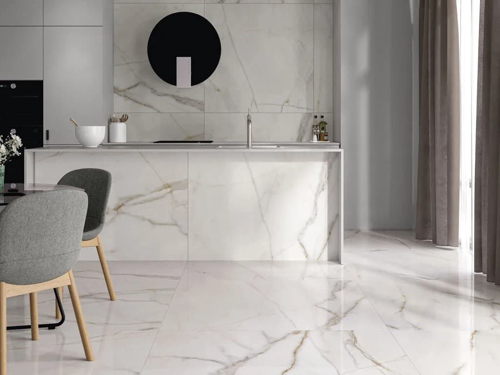 Marbre — Grand format effet marbre, pour un sol lumineux et luxueux.