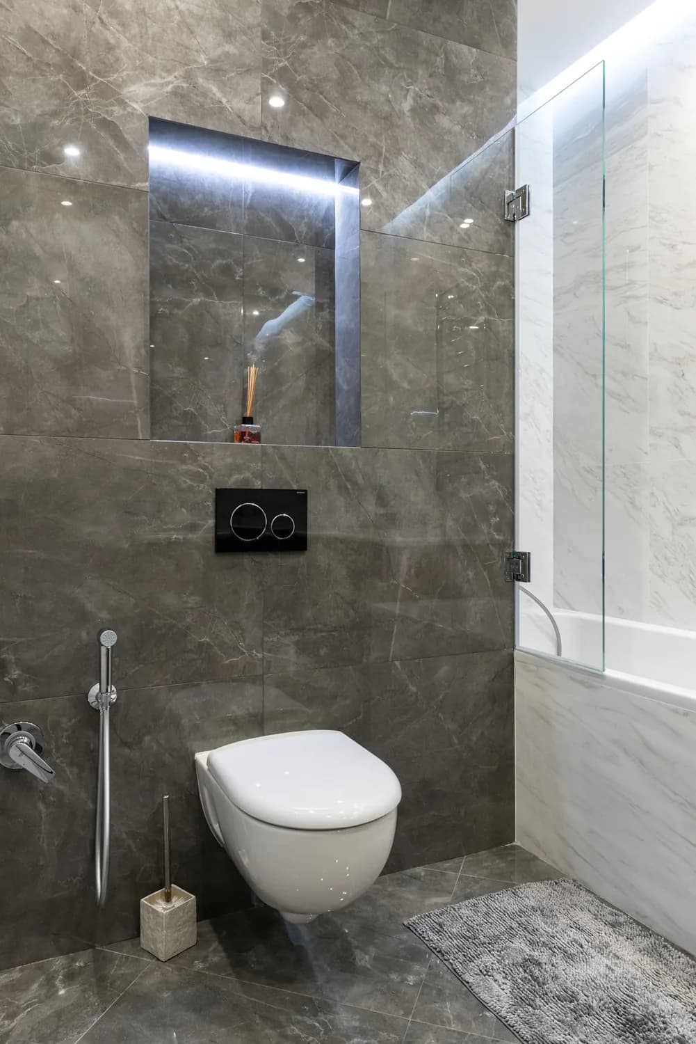 WC et accessoires de salle de bain Seche Serviettes — AZER Bain & Carrelage Rennes